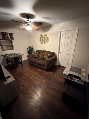 Living area - Luxurious 5 Bedroom Retreat with Saltwater Pool (Elk Grove)