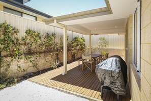 Outdoor dining - Walk to Town, Full AC, Golf Course (Dunsborough)