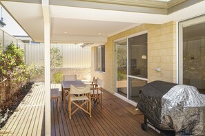 Outdoor dining - Walk to Town, Full AC, Golf Course (Dunsborough)