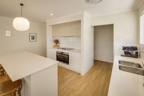 Jääkaappi, mikroaaltouuni, uuni, liesi