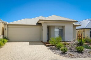 Exterior - Walk to Town, Full AC, Golf Course (Dunsborough)