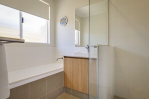 Hair dryer, towels - Walk to Town, Full AC, Golf Course (Dunsborough)