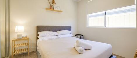 Fer et planche à repasser, lit parapluie, Wi-Fi, draps fournis