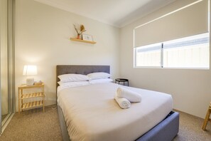 4 bedrooms, iron/ironing board, travel cot, WiFi - Walk to Town, Full AC, Golf Course (Dunsborough)