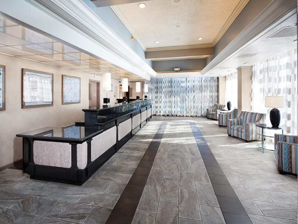 Arrive effortlessly to a bright lobby with comfortable seating.
