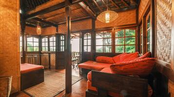 Tischtennisplatte, Bücher, Drucker