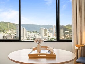 Interior - Waikiki Island Skyline Serenity with Mountain Views (Honolulu)