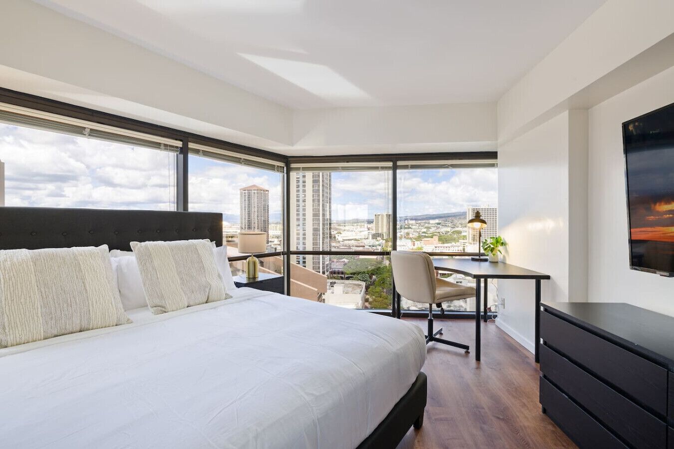 Escritorio, tabla de planchar con plancha y wifi 