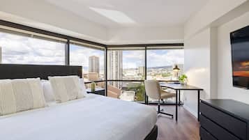 Escritorio, tabla de planchar con plancha y wifi