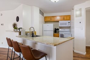 Jääkaappi, mikroaaltouuni, liesi, kahvin-/teenkeitin