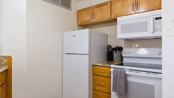 Refrigerador, microondas, parrilla de estufa y cafetera y tetera