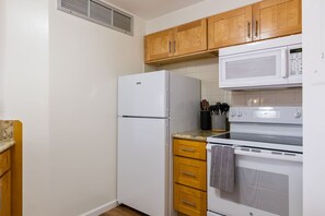 Kühlschrank, Mikrowelle, Herdplatte, Wasserkocher mit Kaffee-/Teezubehör