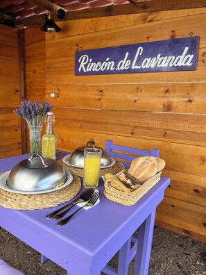 Outdoor dining - Natural Romance in Glamping Rincón de Lavanda (Texcoco de Mora)