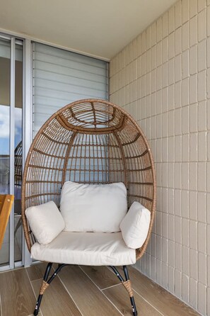 Terrace/patio - 32F Modern Ocean Escape with Panoramic Views (Honolulu)