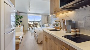 Una cocina moderna con horno integrado, un ventanal grande y un balcón con vistas.