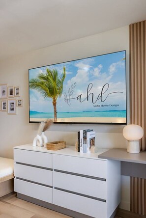 Interior - Coastal Luxe Hideaway – Stylish Oceanview Living (Honolulu)