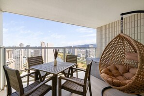 Outdoor dining - Endless Blue Horizon – Luxury Oceanview Stay (Honolulu)