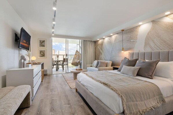 Desk, iron/ironing board, WiFi, bed sheets - Endless Blue Horizon – Luxury Oceanview Stay (Honolulu)