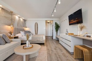 TV - Endless Blue Horizon – Luxury Oceanview Stay (Honolulu)