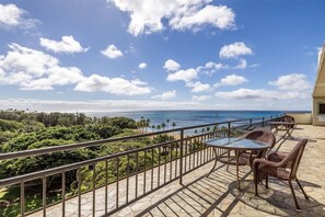 Outdoor dining - Ocean Oasis Across World Famous Waikiki Beach (Honolulu)
