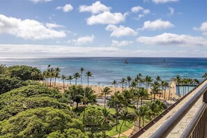 Beach nearby - Ocean Oasis Across World Famous Waikiki Beach (Honolulu)