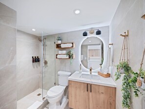 Hair dryer - Waikiki Ocean Wave Escape: Coastal Luxe (Honolulu)