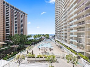 Pool - Waikiki Ocean Wave Escape: Coastal Luxe (Honolulu)
