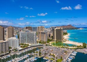 Marina - Waikiki Ocean Wave Escape: Coastal Luxe (Honolulu)