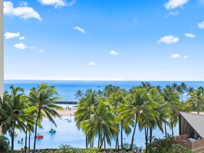 Pool - Waikiki Ocean Wave Escape: Coastal Luxe (Honolulu)