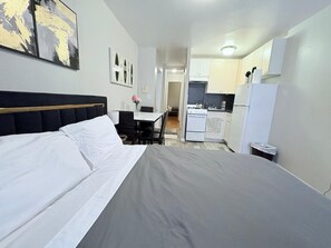 1 quarto, ferros/tábuas de passar roupa, berço de viagem