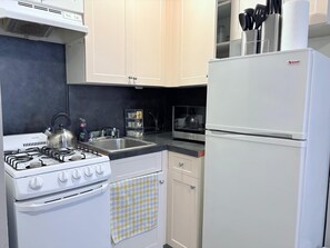 Frigorífico, microondas, horno y placa de cocina