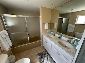 Hair dryer, towels, soap, toilet paper - The Retreat on the beach @ Rum Point Cayman Kai..where you should be. (Rum Point)
