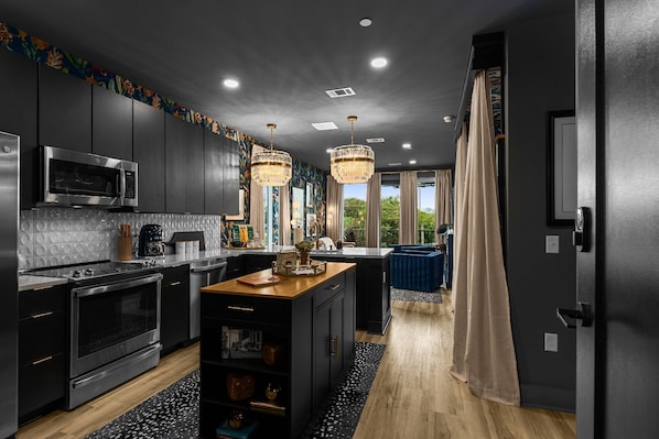 Fridge, microwave, dishwasher, coffee/tea maker - Neo 301 ~ Speakeasy Retreat ~ 1 Mile to Downtown / Broadway ~ 4 Beds ~ Gym ~ Outdoor Space w Views (Nashville)