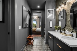 1 bedroom, iron/ironing board, WiFi - Neo 301 ~ Speakeasy Retreat ~ 1 Mile to Downtown / Broadway ~ 4 Beds ~ Gym ~ Outdoor Space w Views (Nashville)