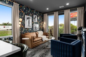 Smart TV, stereo - Neo 301 ~ Speakeasy Retreat ~ 1 Mile to Downtown / Broadway ~ 4 Beds ~ Gym ~ Outdoor Space w Views (Nashville)