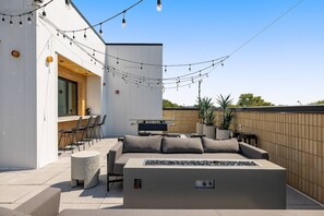 Outdoor dining - Neo 301 ~ Speakeasy Retreat ~ 1 Mile to Downtown / Broadway ~ 4 Beds ~ Gym ~ Outdoor Space w Views (Nashville)