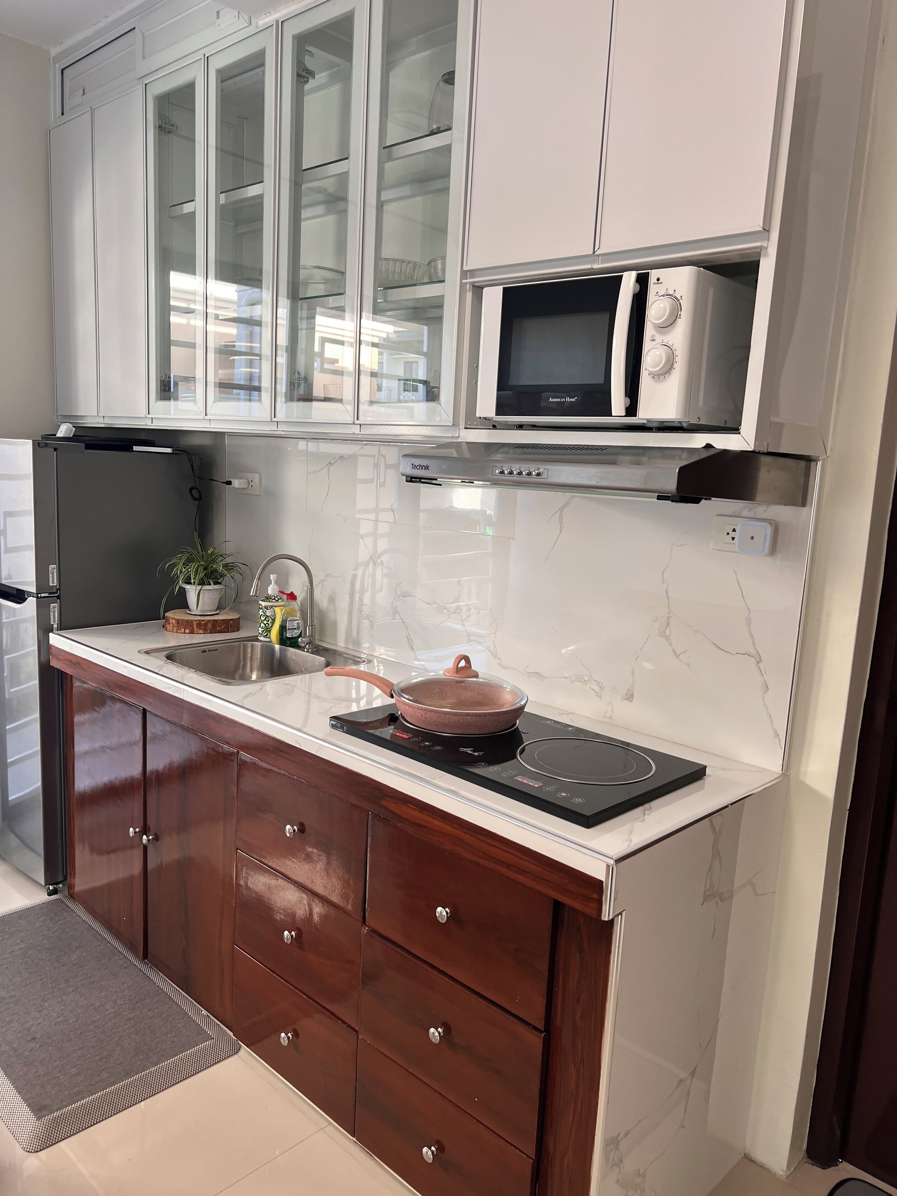 Microwave, stovetop, electric kettle, cookware/dishes/utensils