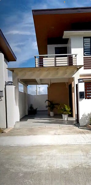 Exterior - Upscale 3BR House in Lipa City Near Malls and Main Roads (Lipa City batangas)