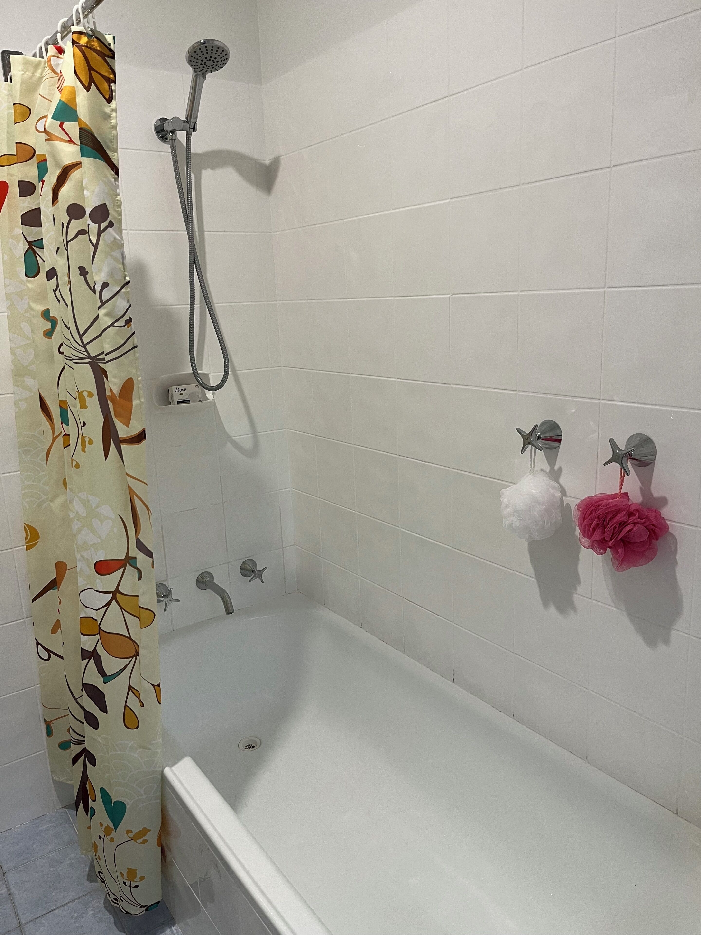 Un bagno con vasca, doccia e toilette.