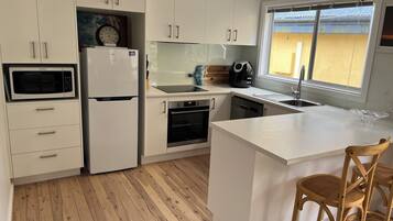 Frigorifero, microonde, forno, piano cottura