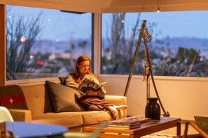 TV - The Wheelhouse: Mid-Century Art Retreat with Pool (Twentynine Palms)