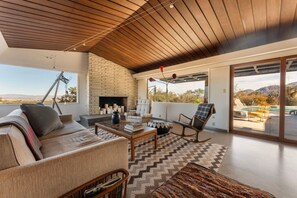 TV - The Wheelhouse: Mid-Century Art Retreat with Pool (Twentynine Palms)