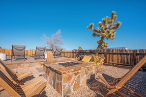 Terrace/patio - Flutter Space Retreat | Yoga Dome | Pool (Yucca Valley)