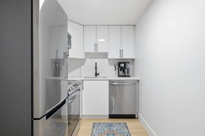 冷蔵庫、電子レンジ、オーブン、コンロ