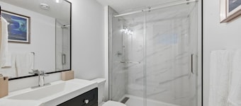The Pop Spot | 10 Min to Rogers | Blocks to 124st
