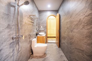 Shower, hair dryer, bidet, towels - Selene Villa in My Khe Beach (Đà Nẵng)