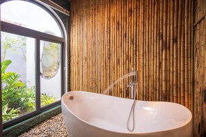 Shower, hair dryer, bidet, towels - Selene Villa in My Khe Beach (Đà Nẵng)