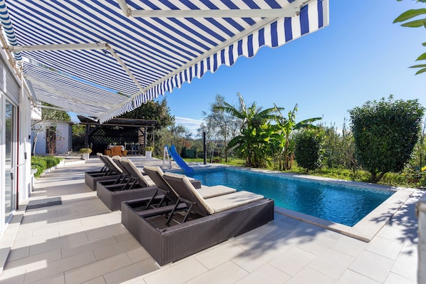Maison Standard, plusieurs chambres, 2 salles de bains (Holiday Home Cadjo With Pool) | Piscine | Piscine extérieure en saison