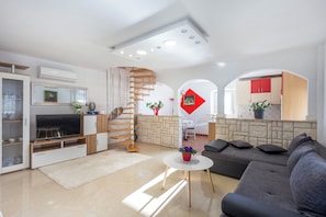 Maison Standard, plusieurs chambres, 2 salles de bains (Holiday Home Cadjo With Pool) | Aire de séjour | Téléviseur connecté de 21 po avec télévision par cùble