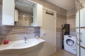 Standard House, 3 Bedrooms, 2 Bathrooms (Holiday Home Cadjo With Pool) | Bathroom - Holiday Home Cadjo With Pool (Brtonigla)